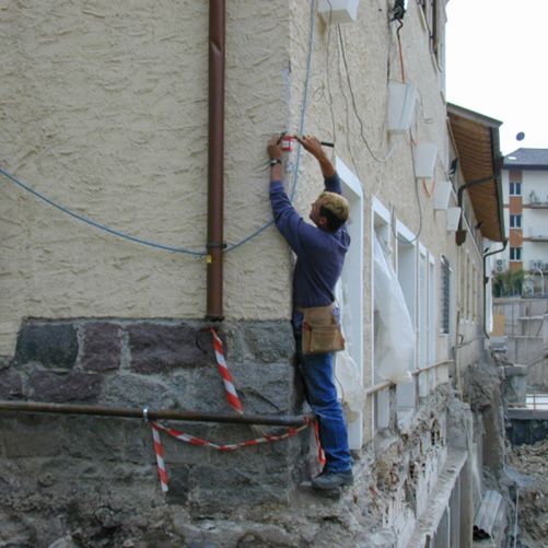 Plaquette angulaire RS80 rouge avec deux cibles réfléchissantes